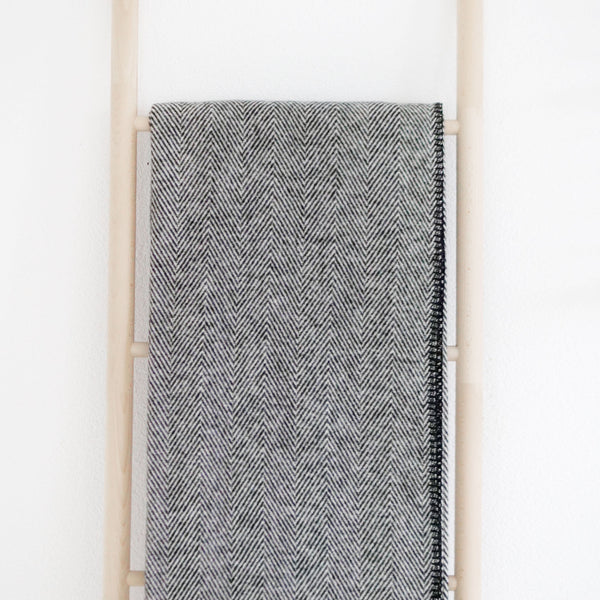 RIEMA Kuscheldecke FINN in schwarz aus Bio-Baumwolle