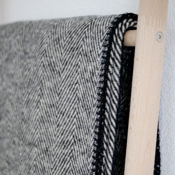 Detail von RIEMA Fischgrät Kuscheldecke FINN in schwarz aus Bio-Baumwolle