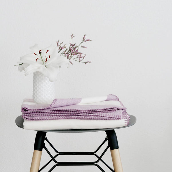 riema Baumwolldecke STINE in malve mit Blumen auf Hocker - Made in Germany