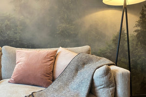 Bio-Kuscheldecke aus Baumwolle in schwarz auf Couch