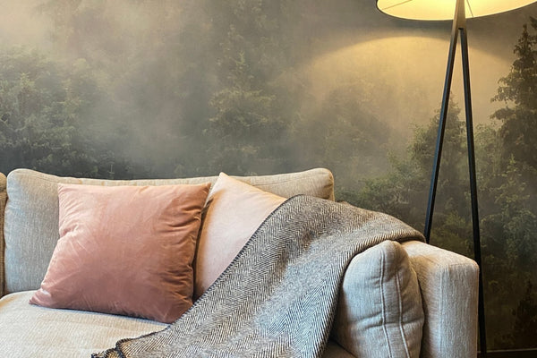 Bio-Kuscheldecke aus Baumwolle in schwarz auf Couch