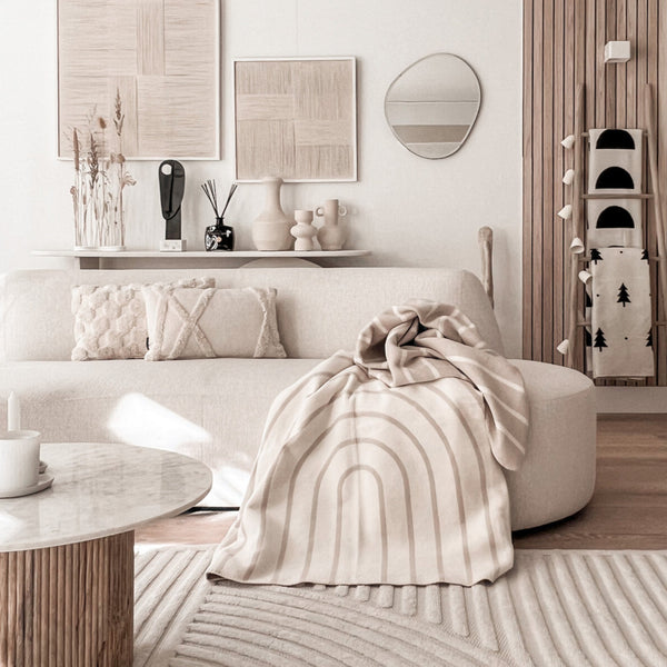 beiges Wohnzimmer mit Kuscheldecke ANNA von RIEMA