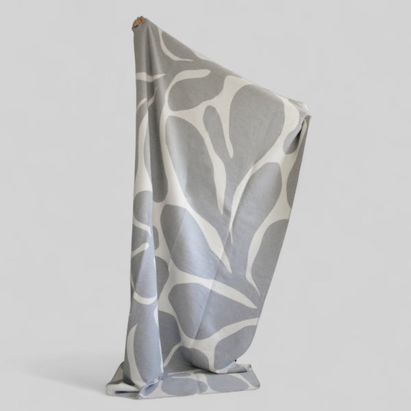 riema XL Kuscheldecke BJÖRK in grau mit großem Blumenmuster