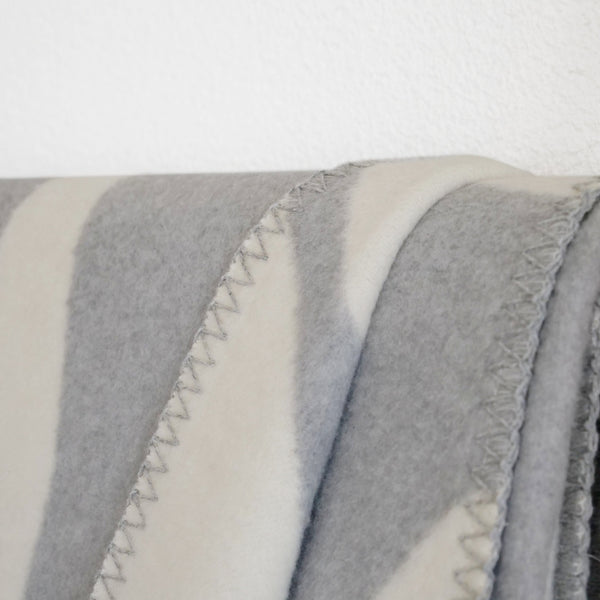 Detail von riema XL Kuscheldecke BJÖRK in grau, Made in Germany