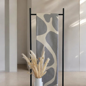 riema XL Kuscheldecke BJÖRK in grau auf Kleiderständer