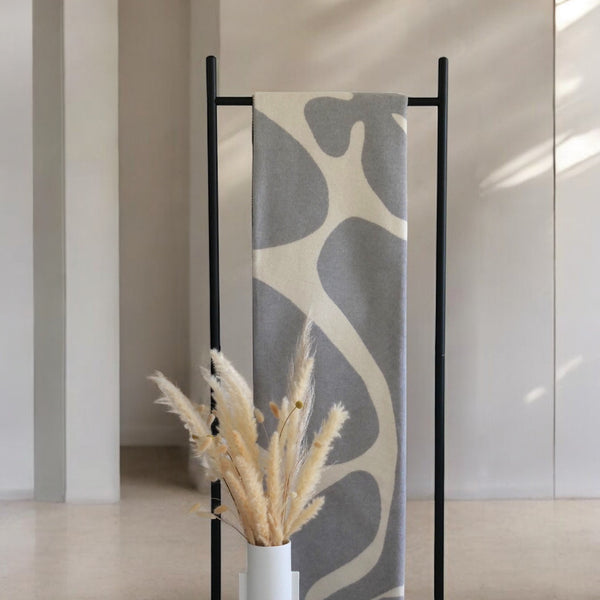 riema XL Kuscheldecke BJÖRK in grau auf Kleiderständer