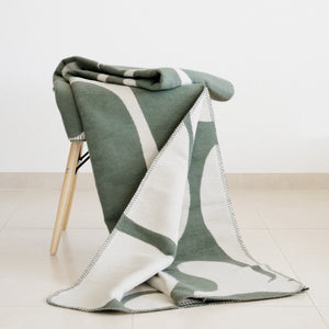 XL Kuscheldecke BJÖRK mit großem, grünem, floralem Motiv - Wendedecke