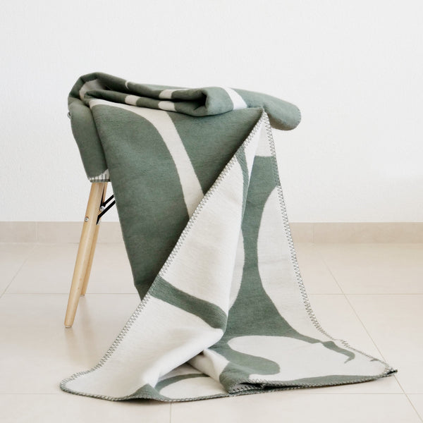 XL Kuscheldecke BJÖRK mit großem, grünem, floralem Motiv - Wendedecke