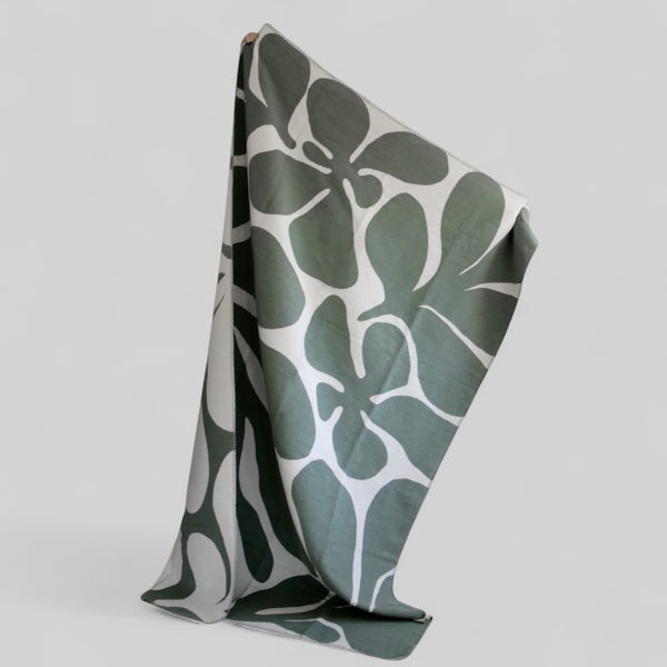 XL Kuscheldecke BJÖRK mit grünem, floralem Motiv