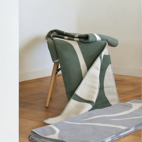XL Kuscheldecke BJÖRK in grün und grau in Wohnzimmer