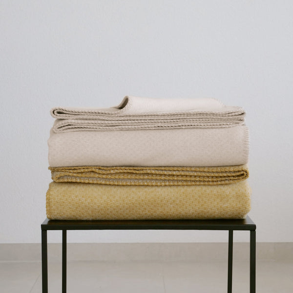 Kuscheldecke EMMA aus Bio-Baumwolle in gelb und sand