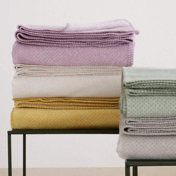 Kuscheldecke EMMA aus Bio-Baumwolle in malve, sand, gelb, grün, grau