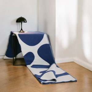 kuschelige Baumwolldecke, Bio, auf Beistelltisch mit Lampe