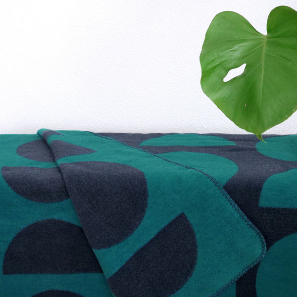 riema weiche Kuscheldecke aus recycelter Baumwolle im Skandi Stil in türkis und dunkelblau