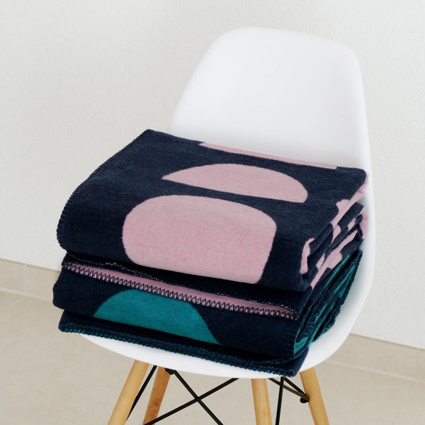 RIEMA Germany recycelte Kuscheldecke aus 100% Baumwolle mit angesagtem Skandi Muster in rosa blau und türkis blau