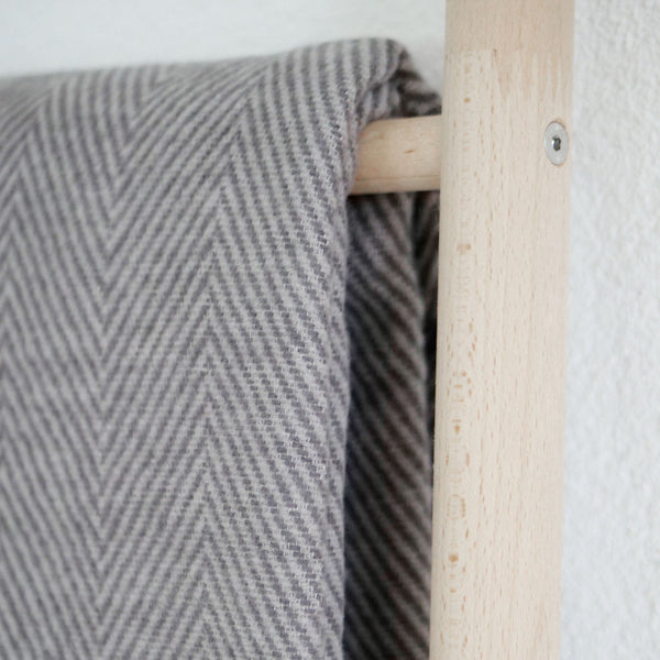 RIEMA weiche Kuscheldecke dunkelgrau detail