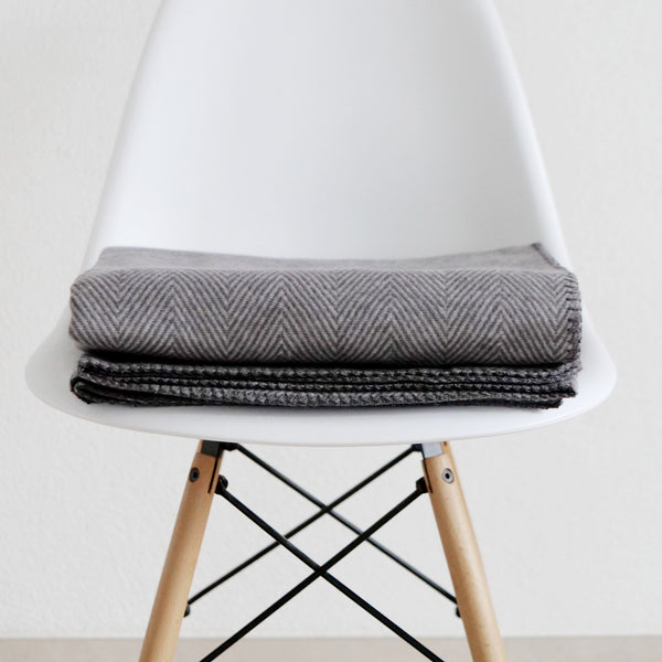 RIEMA weiche Kuscheldecke dunkelgrau Stuhl gefaltet
