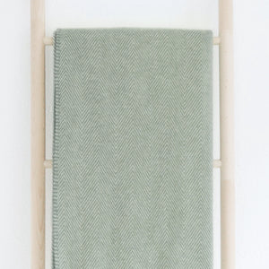 RIEMA weiche Kuscheldecke FINN in grün mit Fischgrätmuster