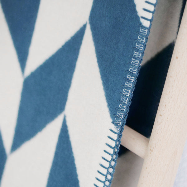 RIEMA Germany Kuscheldecke Mads aus 100% Bio-Baumwolle in blau mit Rauten