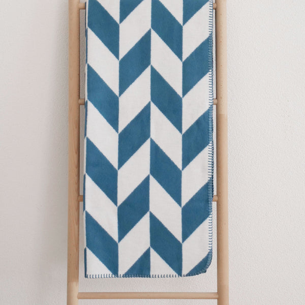 RIEMA Germany Kuscheldecke Mads aus 100% Bio-Baumwolle in blau auf Leiter