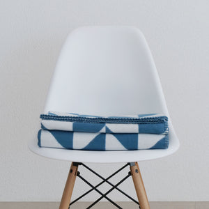 RIEMA Germany Kuscheldecke Mads aus 100% Bio-Baumwolle in blau auf Eames Chair