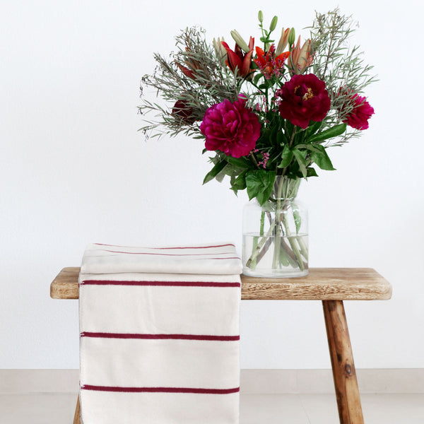 RIEMA kuschelige Decke Jule aus 100% Bio-Baumwolle in rot mit Blumenstrauß