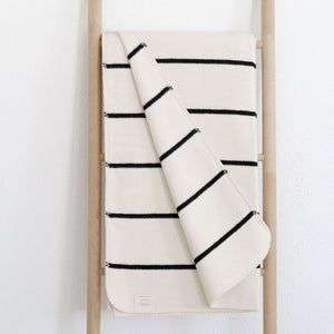 RIEMA Kuscheldecke mit Streifen aus 100% Bio-Baumwolle auf Leiter