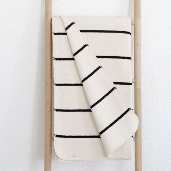 RIEMA Kuscheldecke mit Streifen aus 100% Bio-Baumwolle auf Leiter