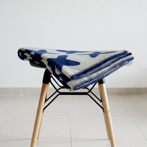 riema Bio-Baumwolldecke KJELL mit Kreuzen in blau, Made in Germany