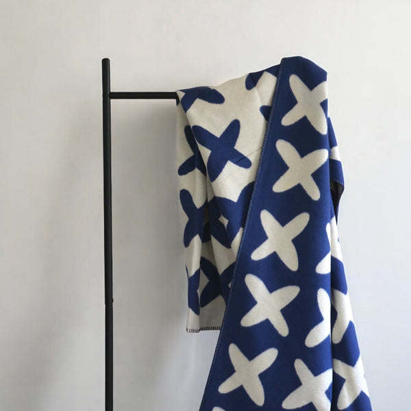 riema Bio-Baumwolldecke KJELL mit Kreuzen auf Kleiderständer