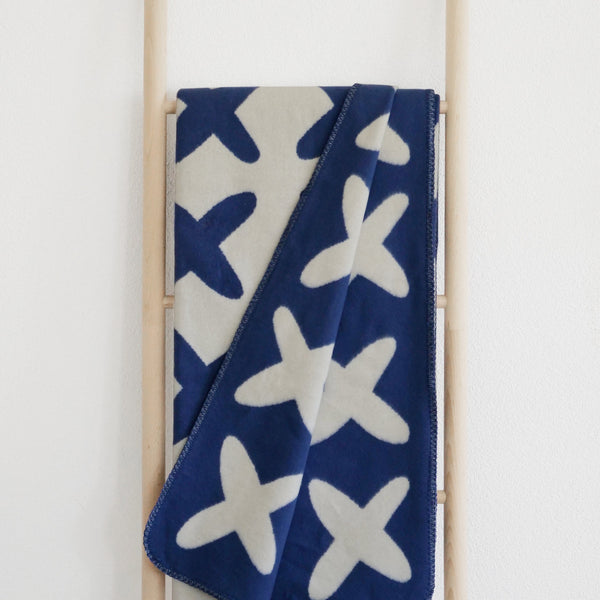 riema Bio-Baumwolldecke KJELL mit Kreuzen in blau auf Leiter, Made in Germany