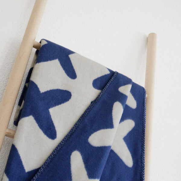 riema Bio-Baumwolldecke KJELL mit Kreuzen in blau auf Leiter, Made in Germany