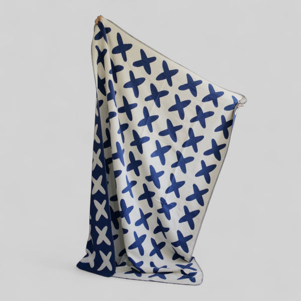 riema Bio-Baumwolldecke KJELL mit Kreuzen in blau