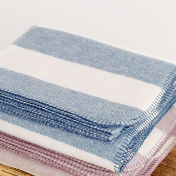 RIEMA nachhaltige Kuscheldecke mit Streifen blau malve