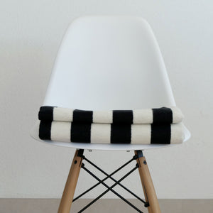 RIEMA weiche Kuscheldecke SVEA mit Streifen in schwarz auf Stuhl