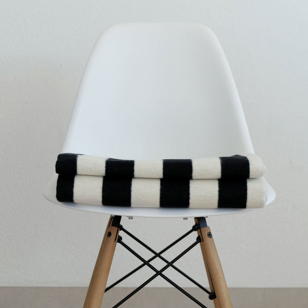 RIEMA weiche Kuscheldecke SVEA mit Streifen in schwarz auf Stuhl