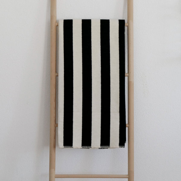 RIEMA weiche Kuscheldecke SVEA mit Streifen in schwarz