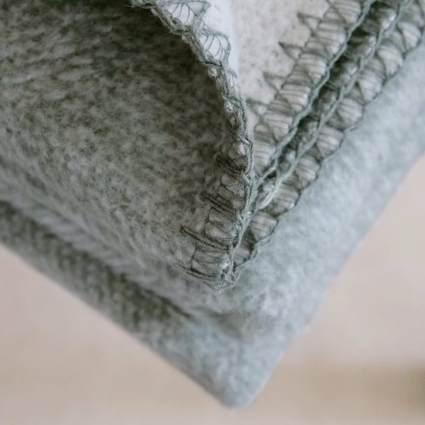 XL Kuscheldecke in grün aus recycelter Baumwolle mit Ziernaht