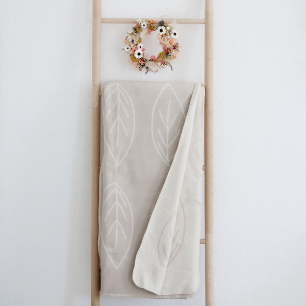 riema germany sommerliche wohndecke mit Blatt-Muster in beige