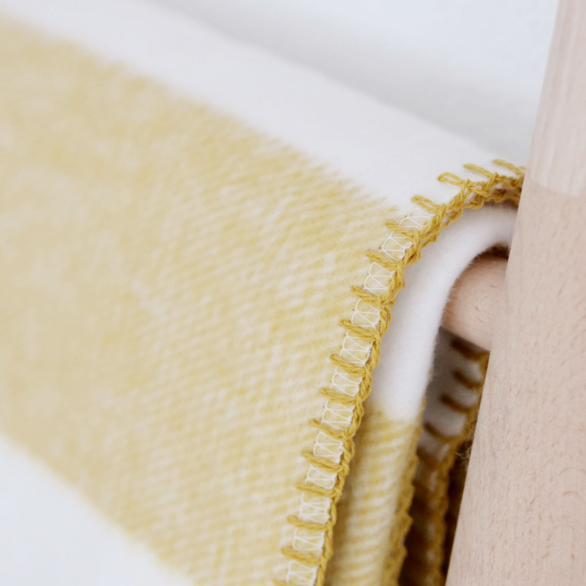 gelbe Kuscheldecke mit Streifen aus Bio-Baumwolle – RIEMA GERMANY