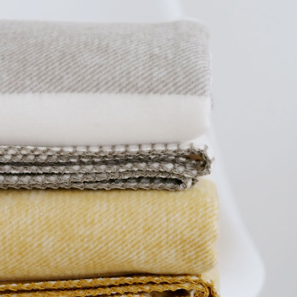 RIEMA Germany Bio-Kuscheldecke aus Baumwolle in gelb-weiß und taupe-weiß