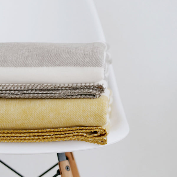 RIEMA Germany Bio-Kuscheldecke aus Baumwolle in gelb-weiß und taupe-weiß