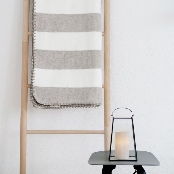 RIEMA Germany Bio-Kuscheldecke aus Baumwolle mit taupefarbenen und weißen Streifen