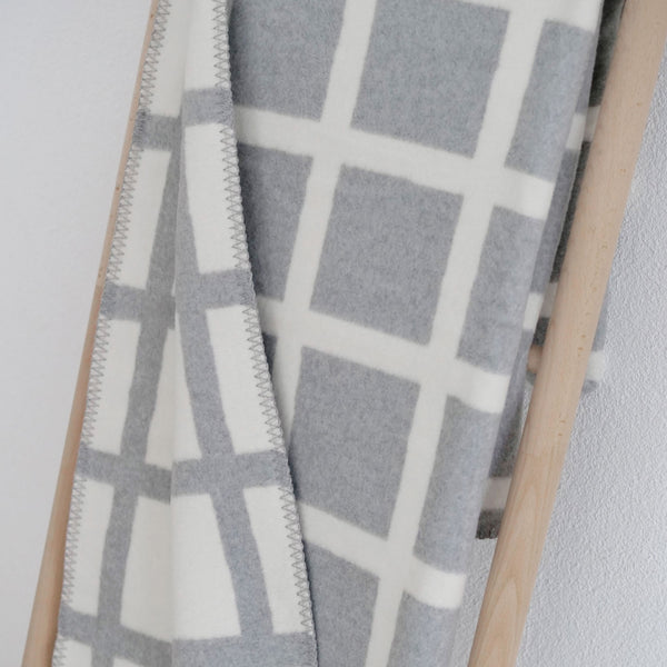 RIEMA Germany kuschelige Wendedecke recycelte Baumwolle grau natur, kariert