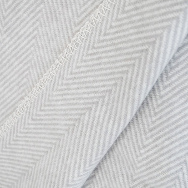 leichte RIEMA Bio Baumwolldecke mit Fischgrätmuster in grau