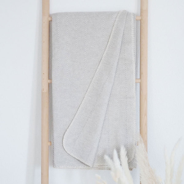 RIEMA leichte Kuscheldecke aus Bio-Baumwolle auf Deko-Leiter - oeko-tex zertifiziert