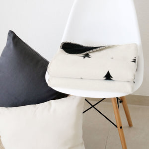 RIEMA weihnachtliche Bio-Wohndecke SMILLA mit Tannenbäumen in schwarz weiß