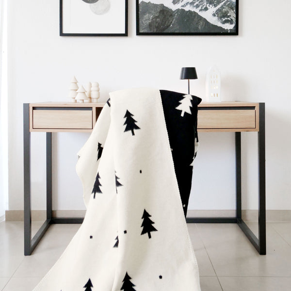 RIEMA weihnachtliche Bio-Wohndecke SMILLA mit Tannenbäumen in schwarz weiß natur energie sparen
