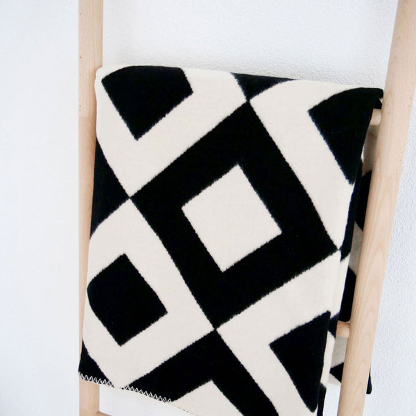 wohndecke skandi vierecke schwarz weiss