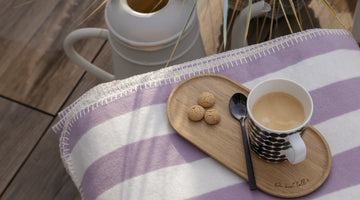 Sommerliche Bio Wohndecke FINN in taupe auf skandinavischer Terrasse